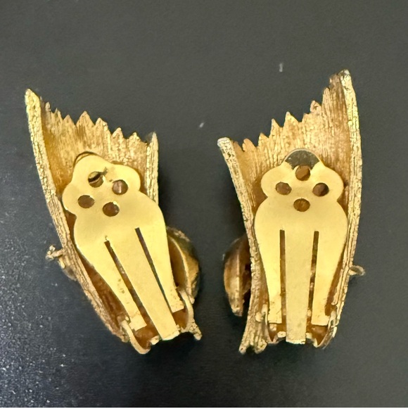 Gorgeous Vintage Unsigned Blue Rhinestone Brushed Gold-tone Statement Earrings - Picture 8 of 13